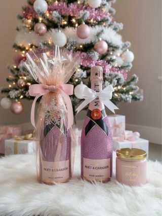 Elegance pod stromeček? Nádherná kombinace. 💝 Moët & Chandon Rosé a růžové třpytky, ideální dvojka co skvěle ladí. Další...